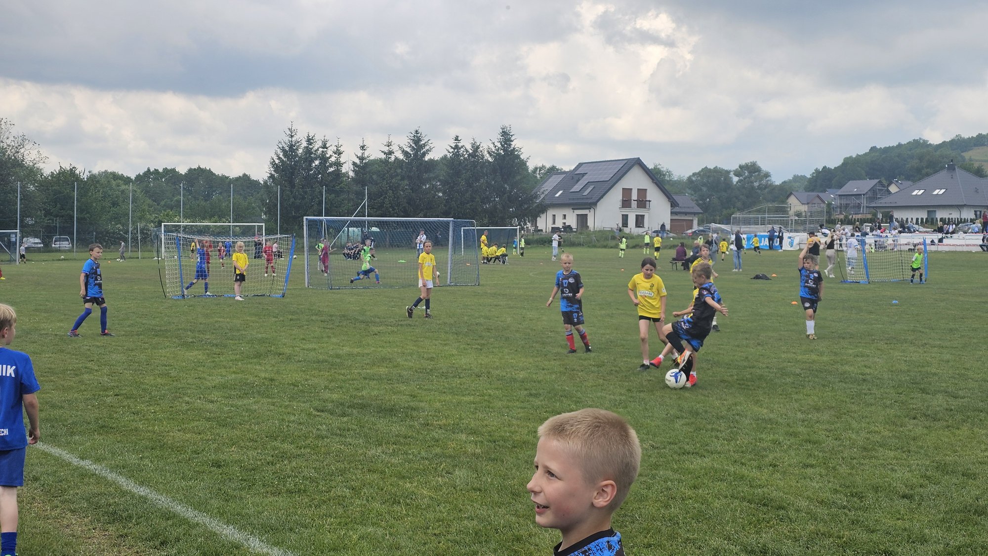 blisko-400-modych-adeptow-futbolu-na-starcie-125098