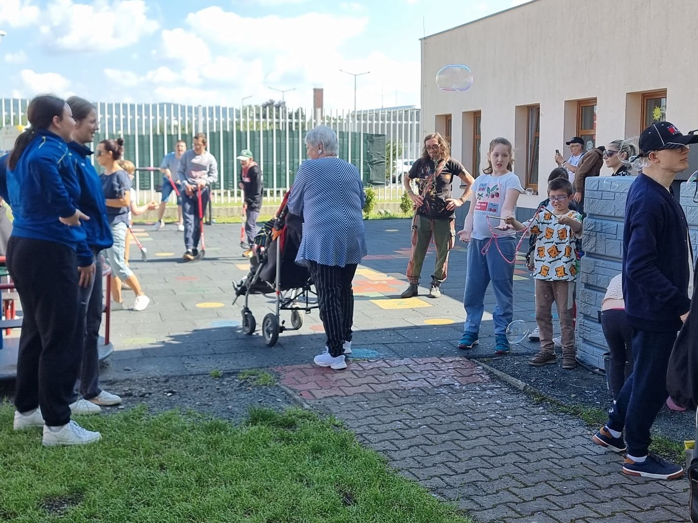 kibice-zorganizowali-zabawe-dla-dzieci-125155