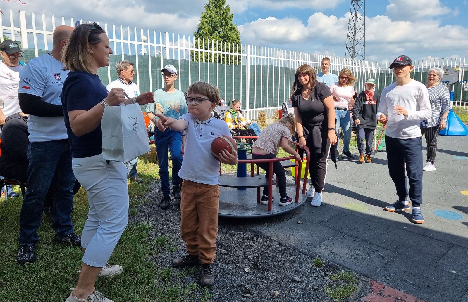 kibice-zorganizowali-zabawe-dla-dzieci-125155