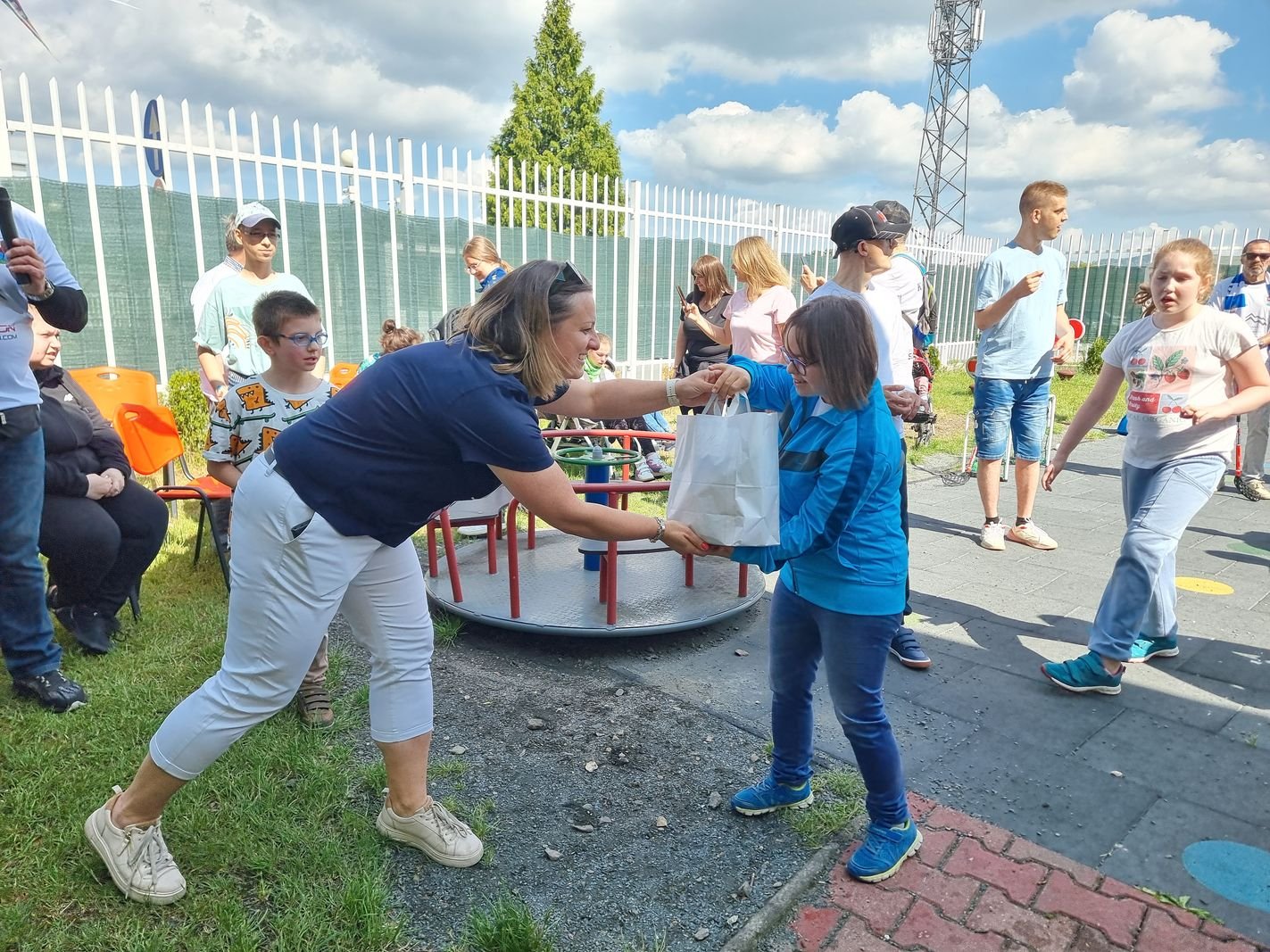 kibice-zorganizowali-zabawe-dla-dzieci-125155