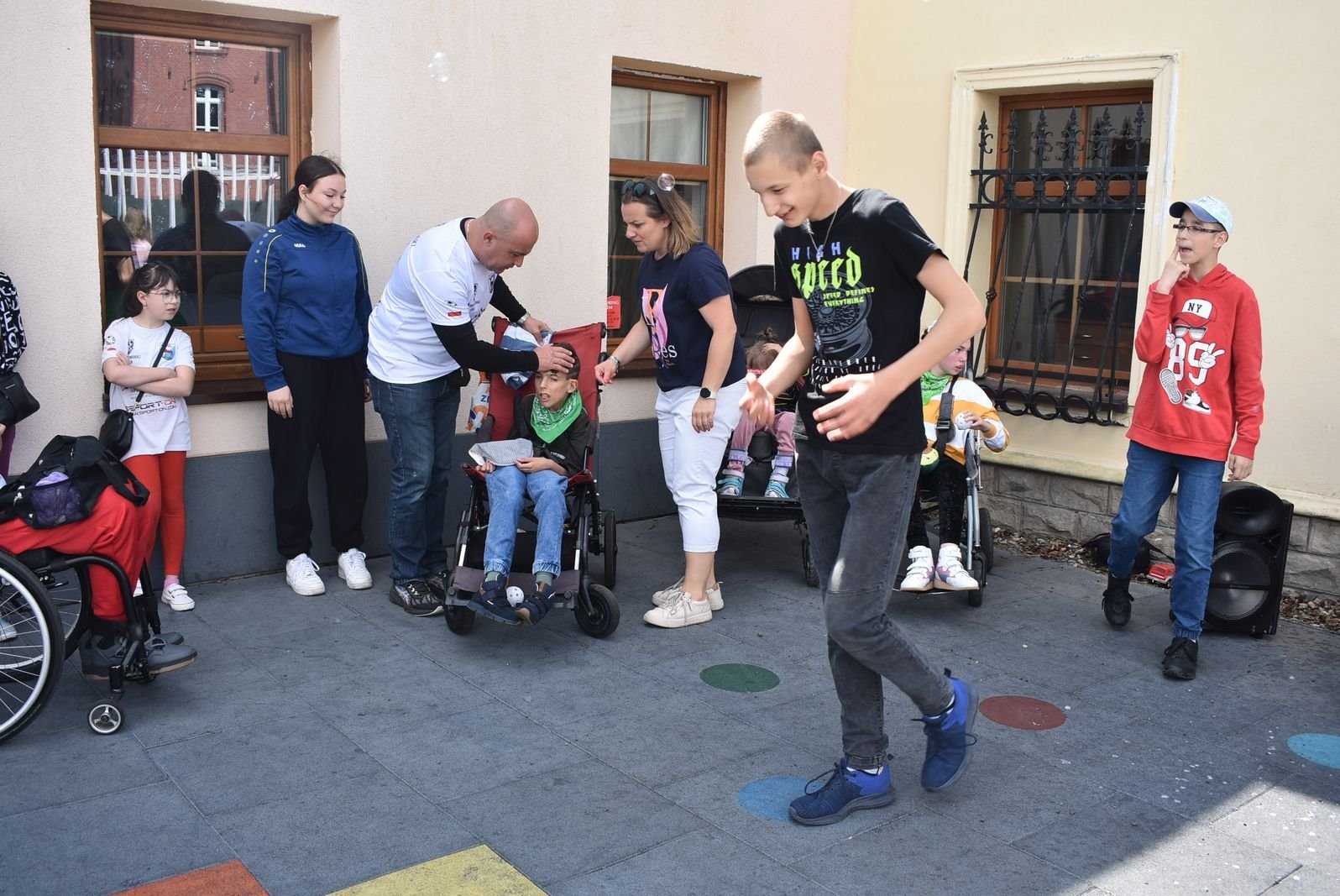 kibice-zorganizowali-zabawe-dla-dzieci-125155