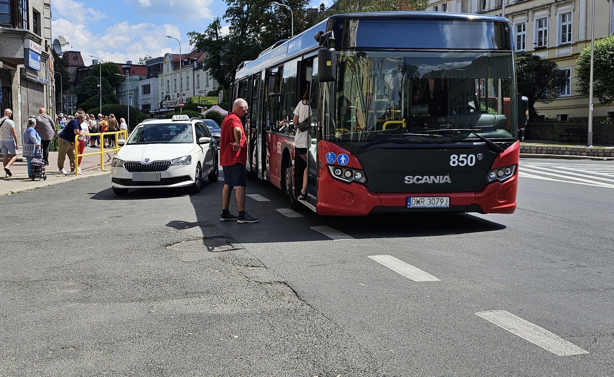 bliskie-spotkanie-autobusu-i-taksowki-125206