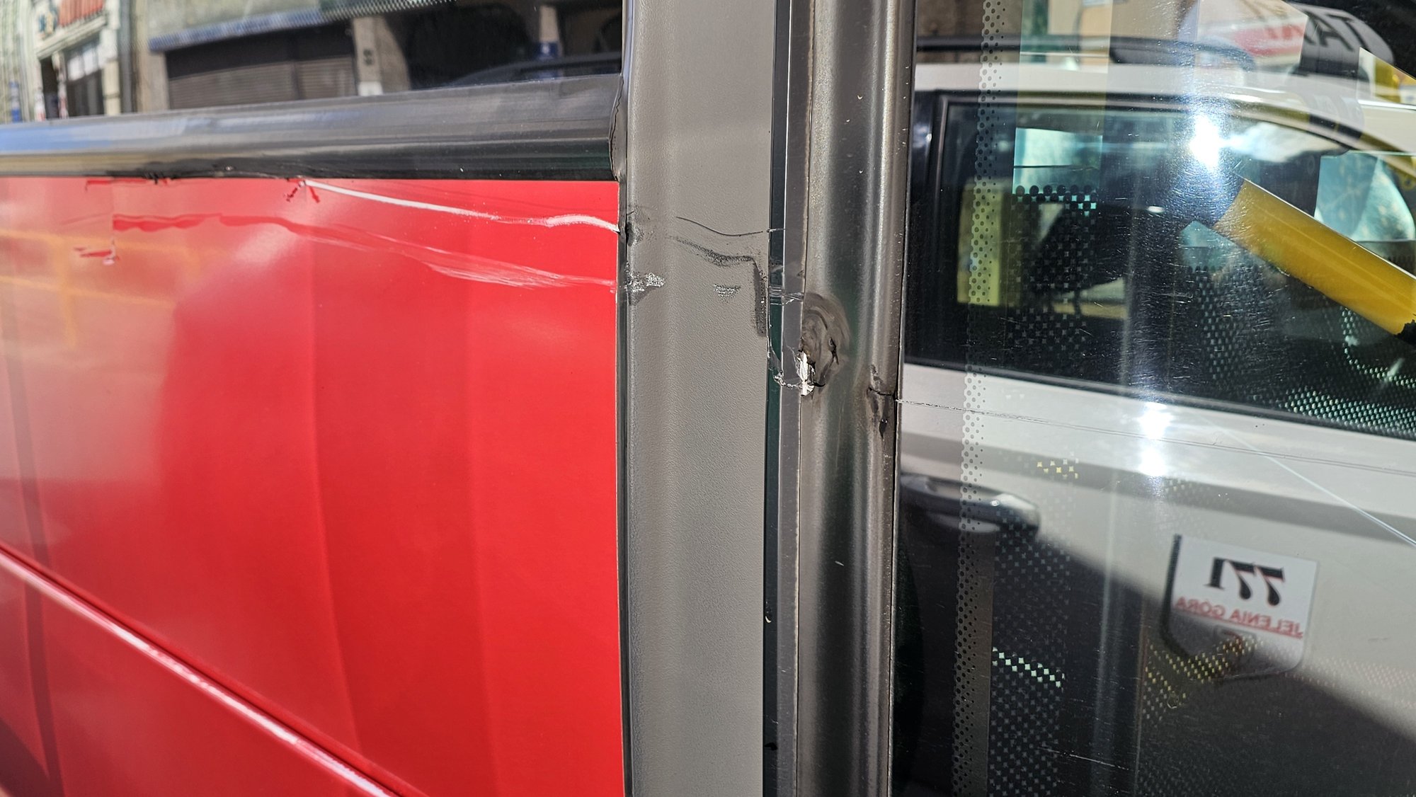 bliskie-spotkanie-autobusu-i-taksowki-125206