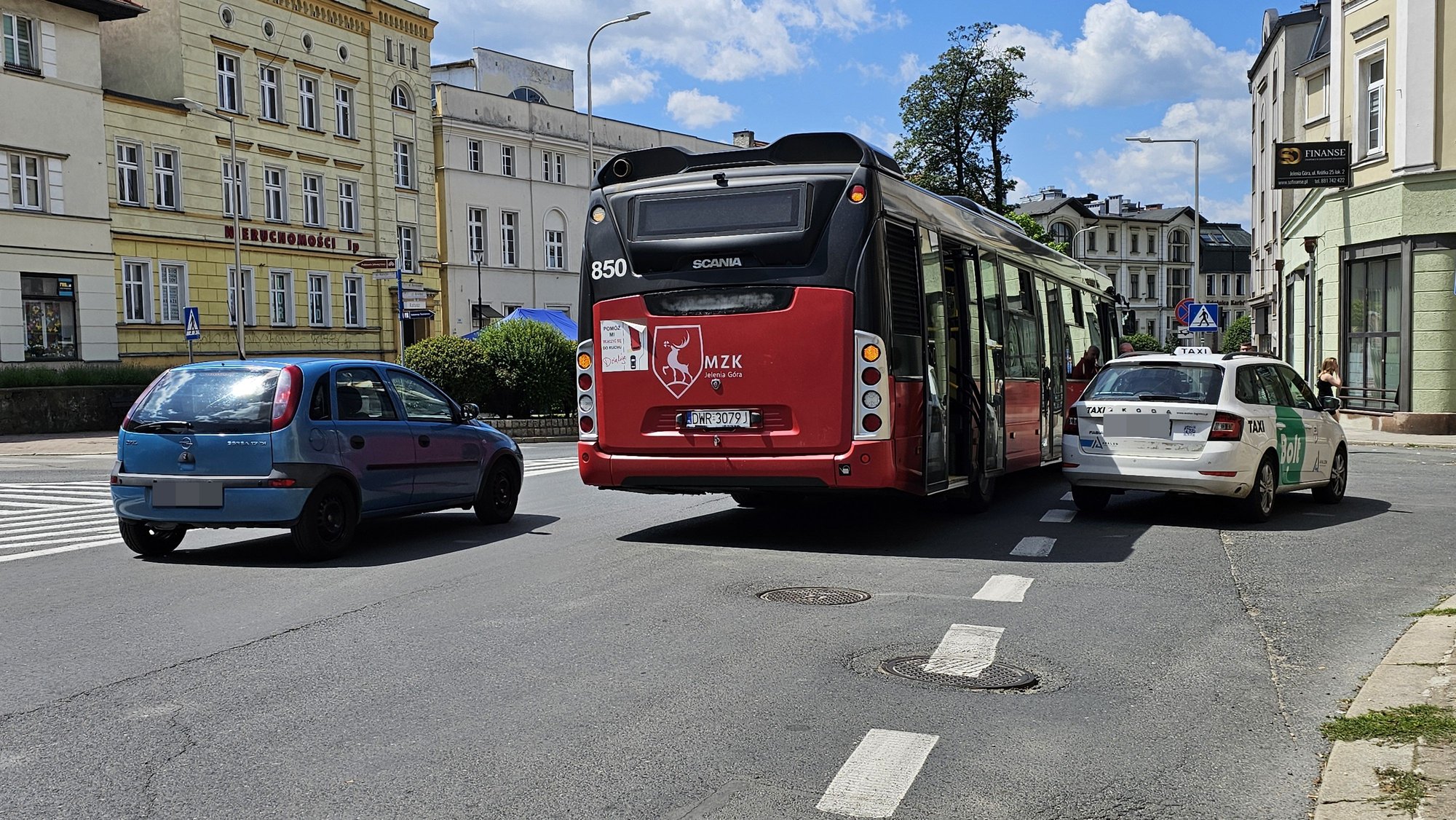 bliskie-spotkanie-autobusu-i-taksowki-125206