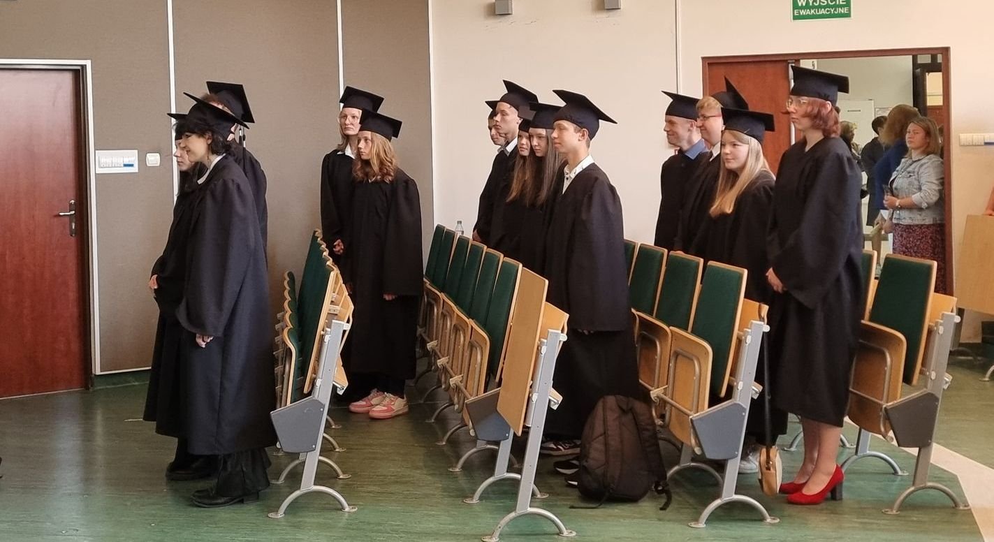 dyplomy-dla-absolwentow-uniwersytetu-liderow-125211