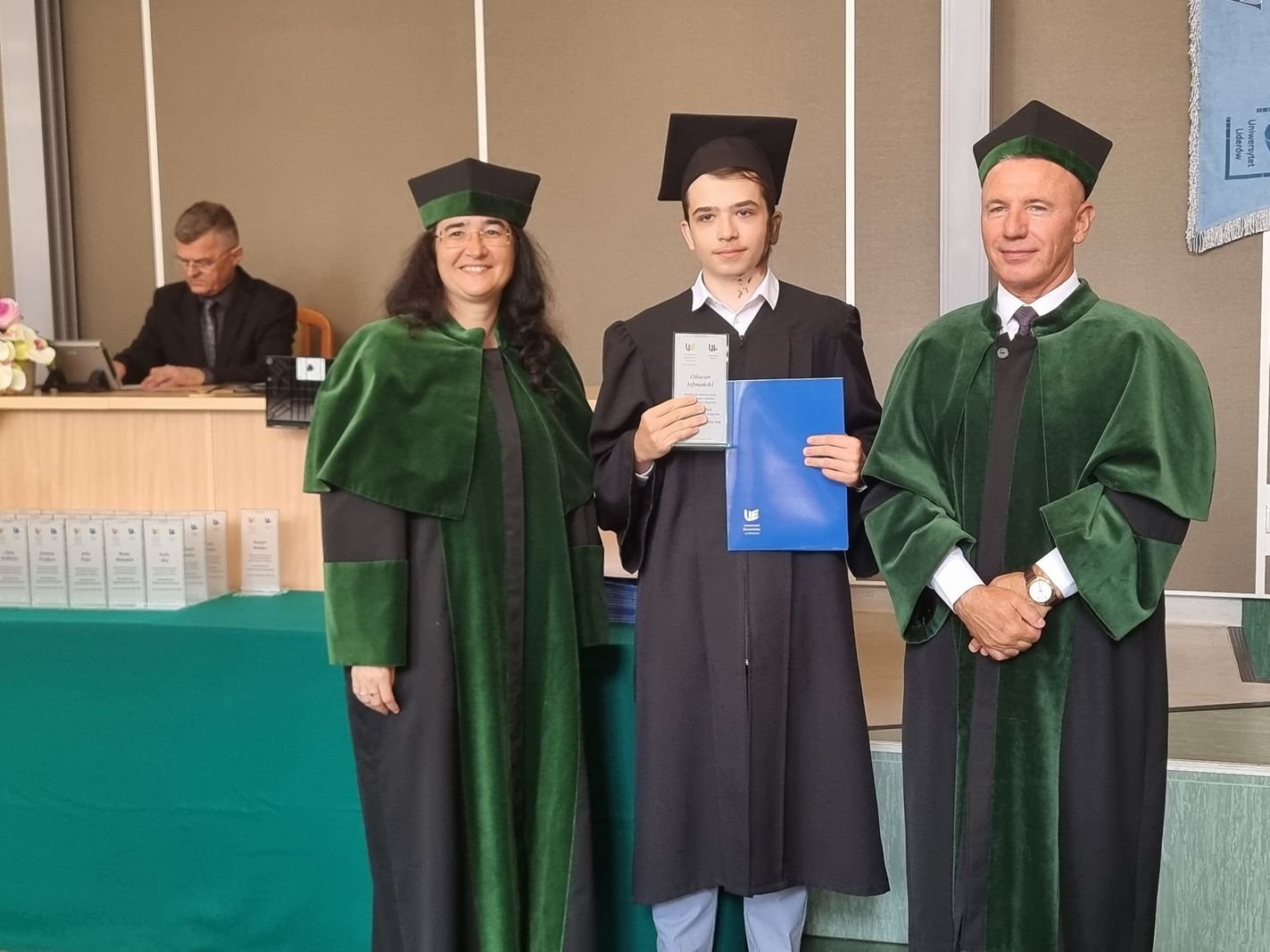 dyplomy-dla-absolwentow-uniwersytetu-liderow-125211
