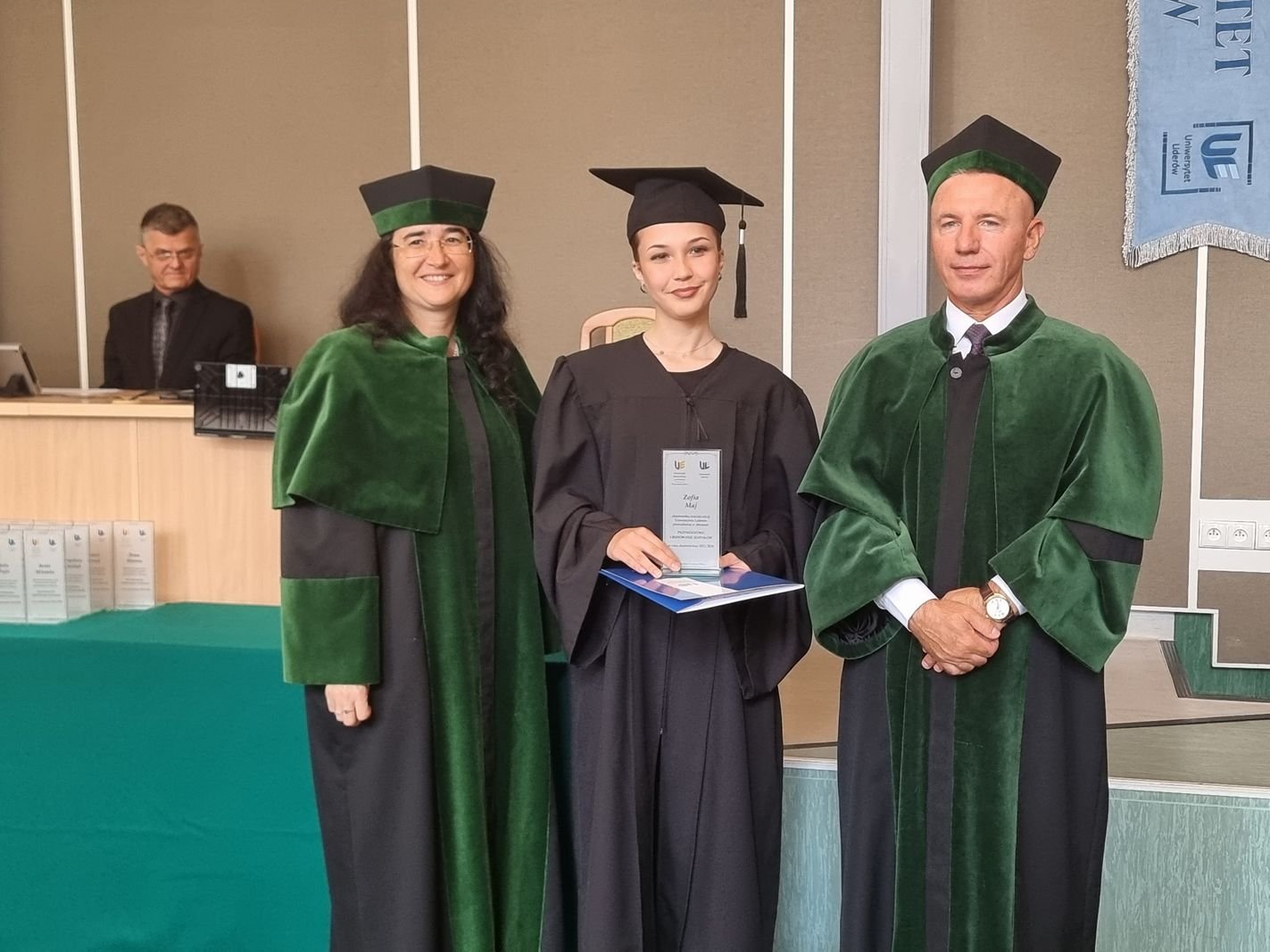 dyplomy-dla-absolwentow-uniwersytetu-liderow-125211