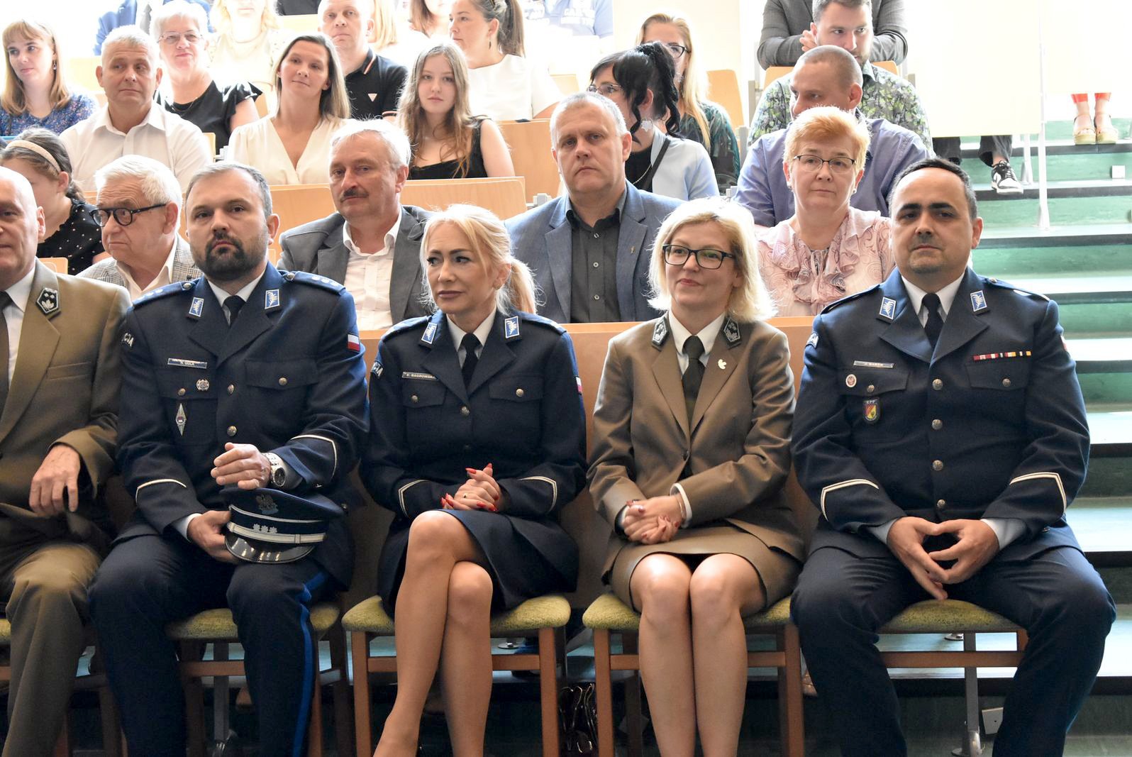 dyplomy-dla-absolwentow-uniwersytetu-liderow-125211