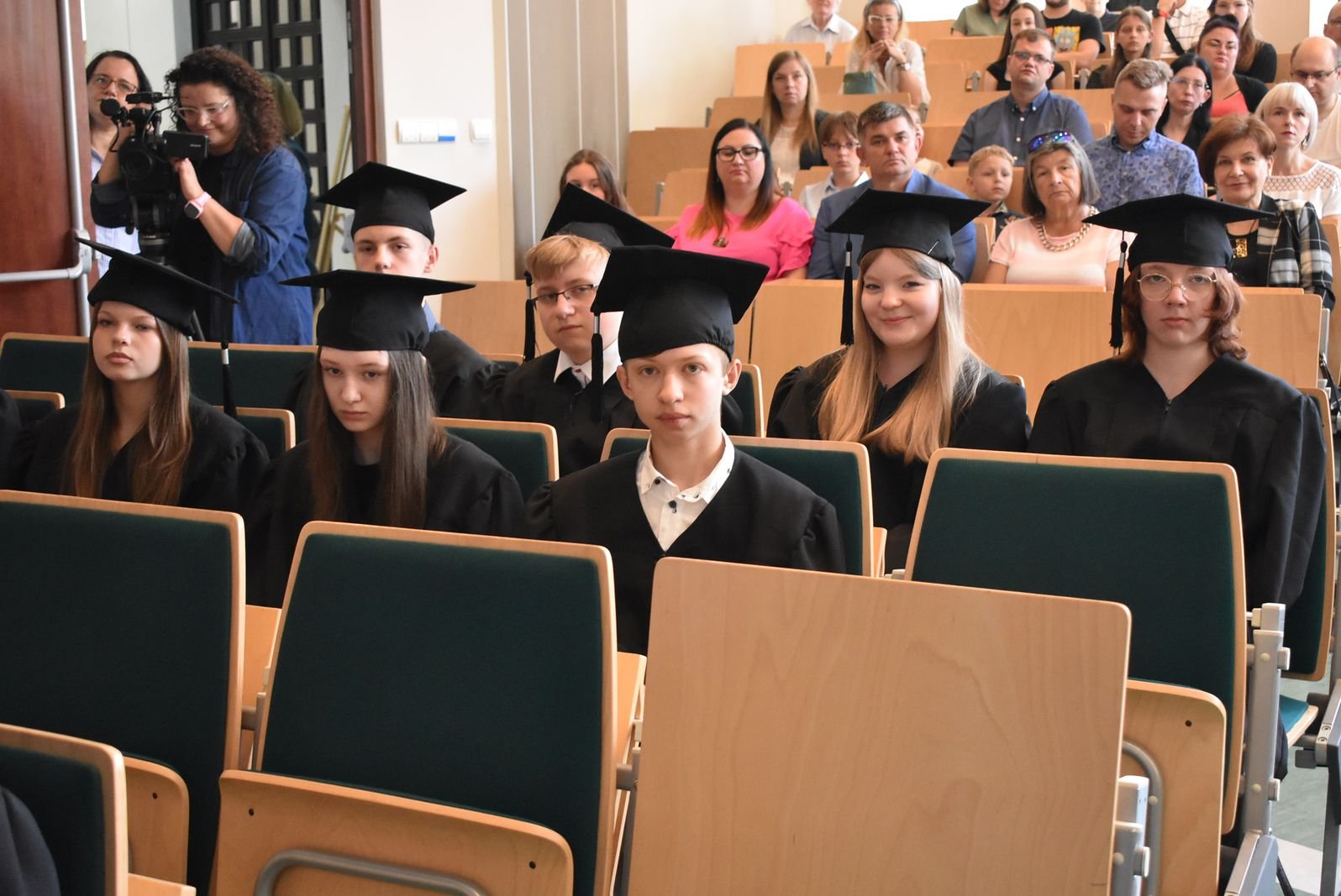 dyplomy-dla-absolwentow-uniwersytetu-liderow-125211