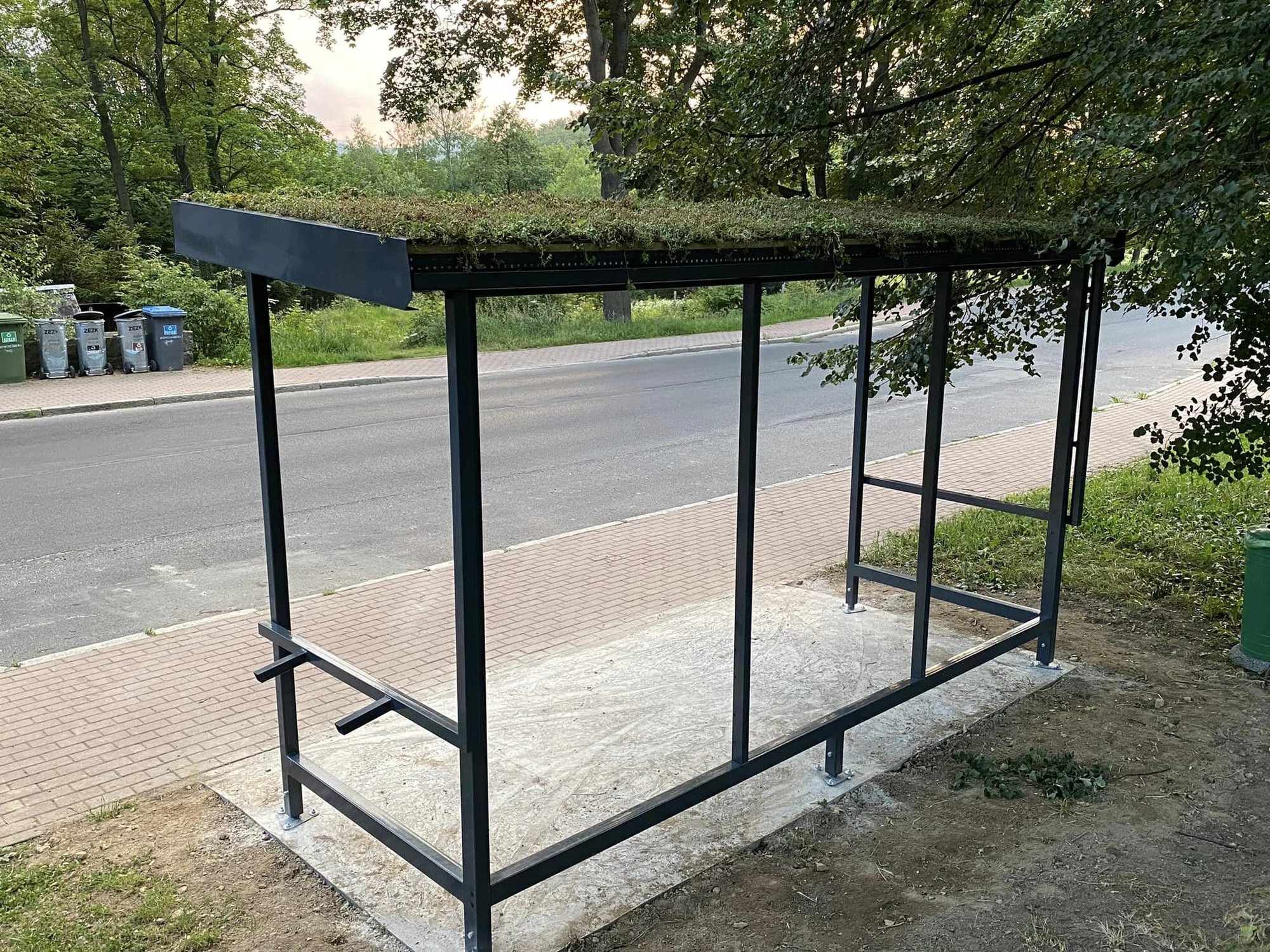 trwa-montaz-zielonych-przystankow-125213