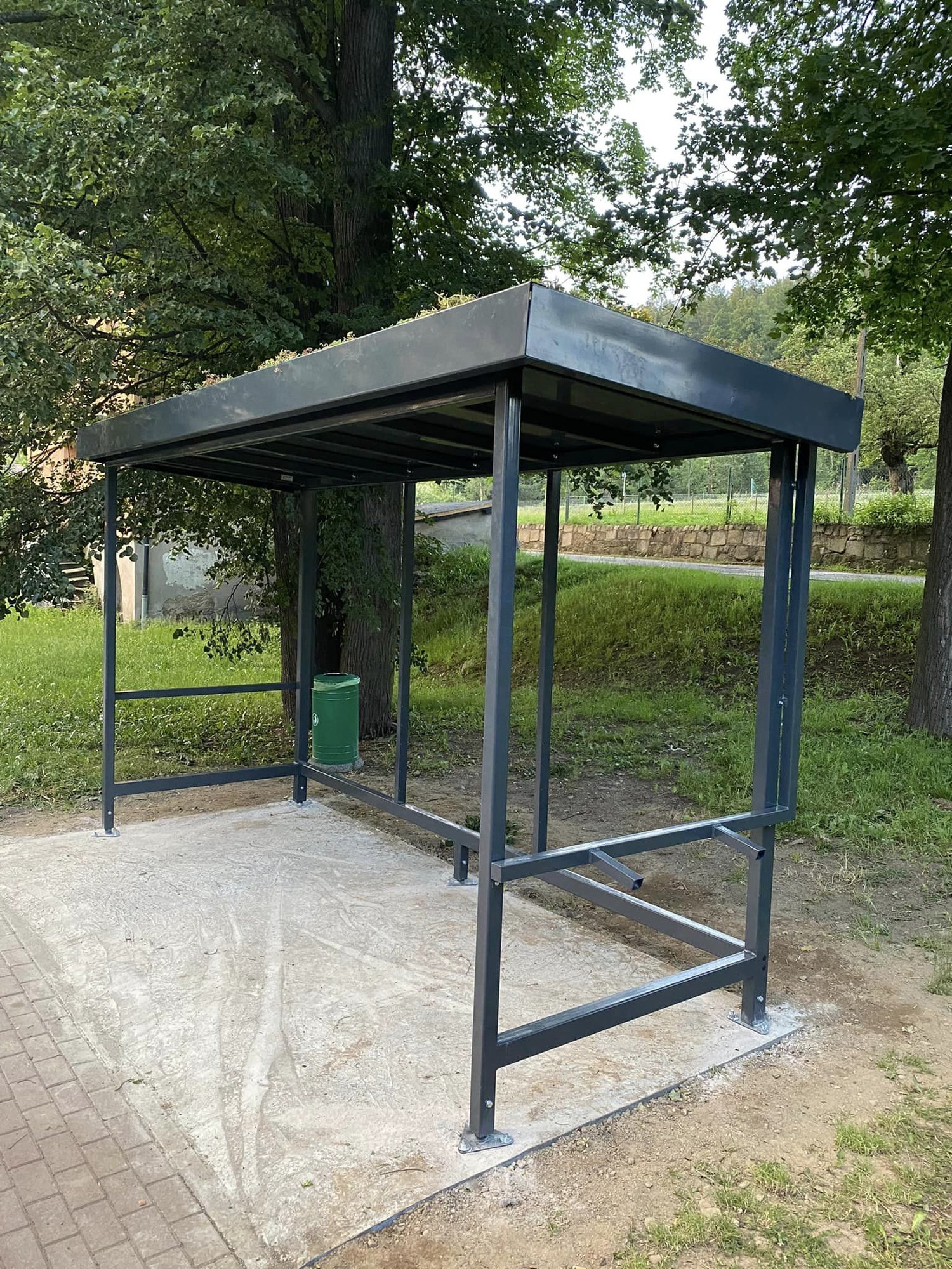 trwa-montaz-zielonych-przystankow-125213