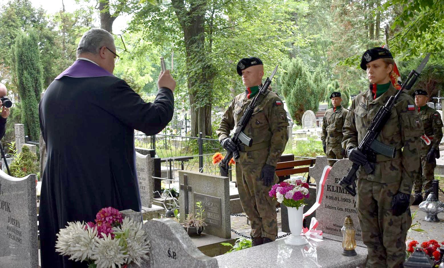 nowy-nagrobek-dla-bohatera-125258