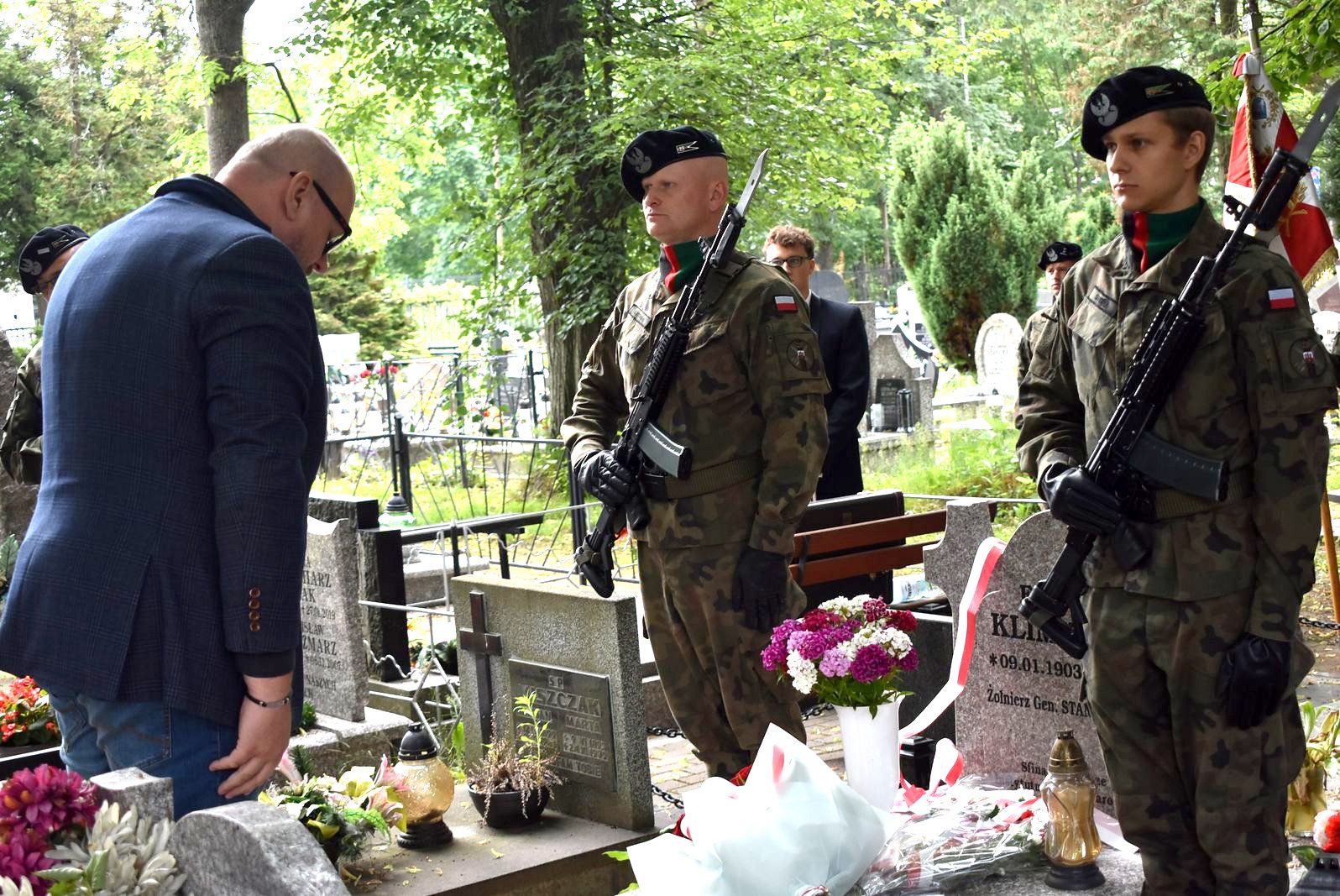 nowy-nagrobek-dla-bohatera-125258