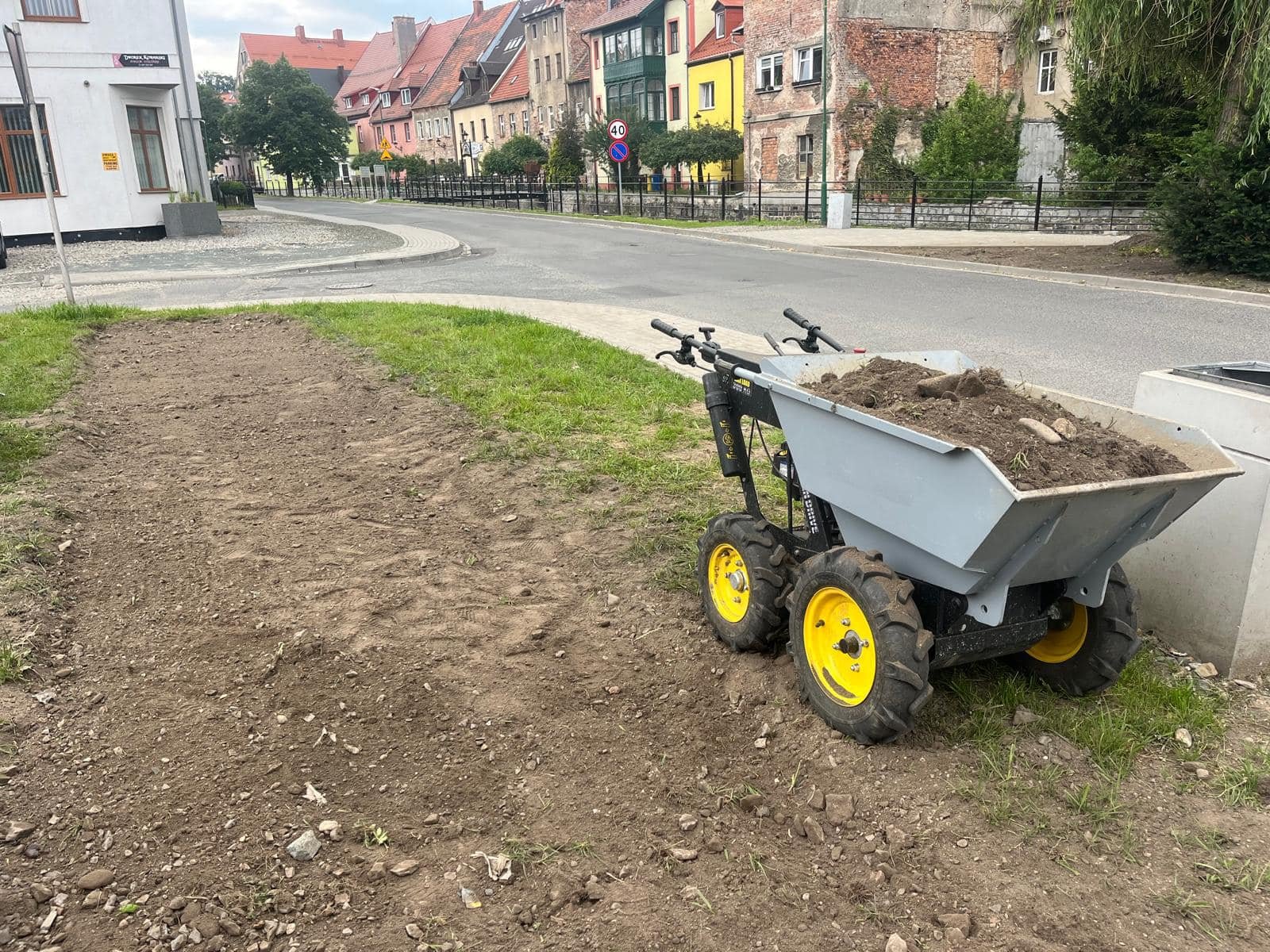biaa-dama-na-skwerze-125334