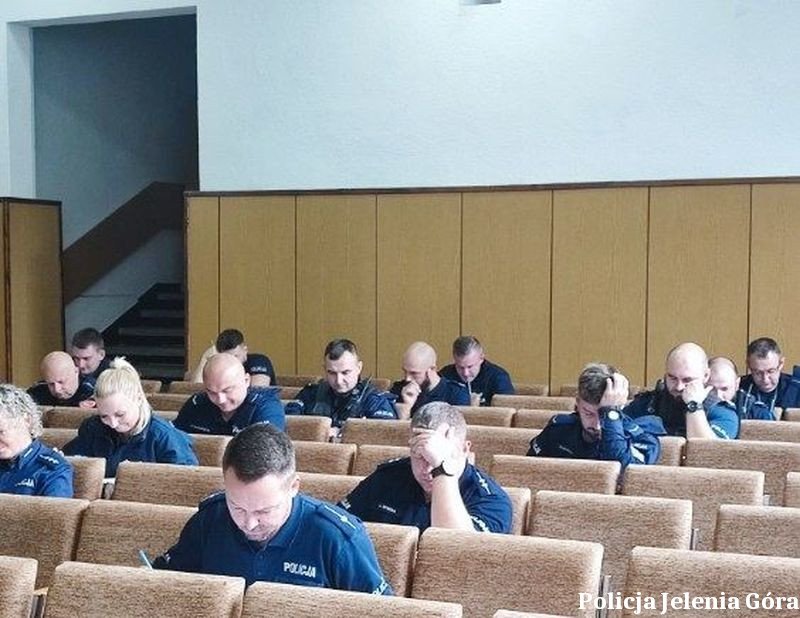 policjanci-pisali-testy-125386