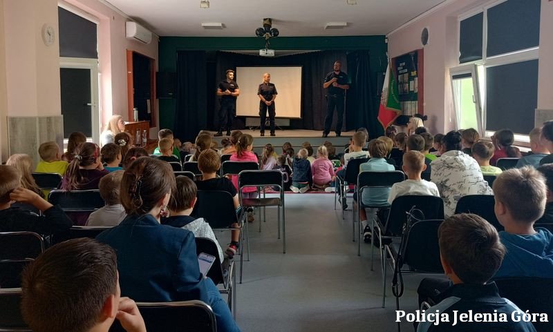 policjanci-odwiedzaja-uczniow-125454