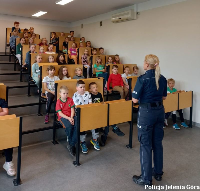 policjanci-odwiedzaja-uczniow-125454