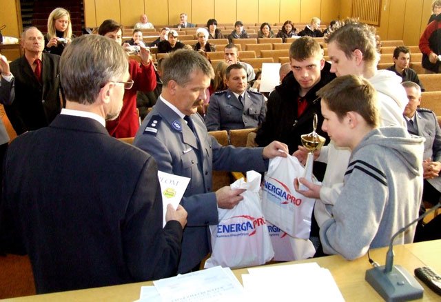 modzi-polubili-policjantow-12566