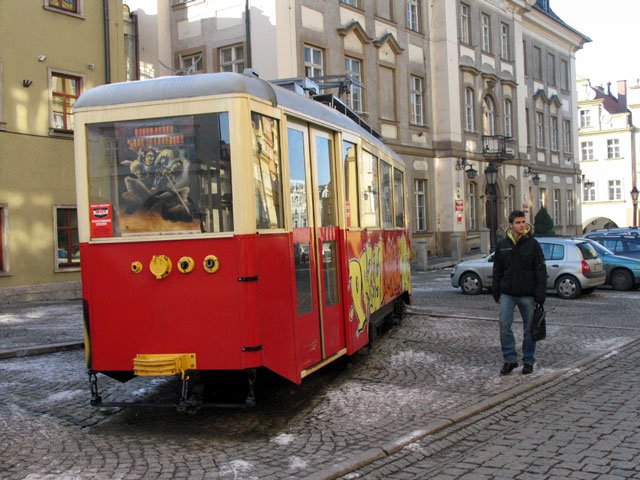 Pamiątka po tramwajowych czasach na placu Ratuszowym. Może warto wrócić do szynowej komunikacji w Jeleniej Górze?