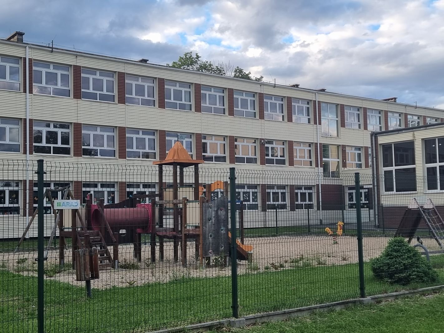 sporo-ofert-na-remont-placu-zabaw-125681
