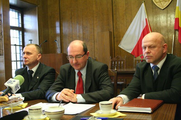 Jerzy Łużniak, Marek Obrębalski oraz Zbigniew Szereniuk podczas piątkowego spotkania z dziennikarzami.