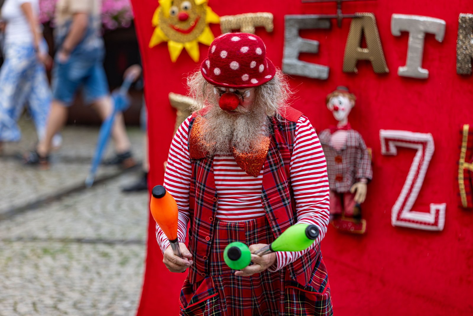 teatry-uliczne-czerwony-klaun-fotogaleria-125936