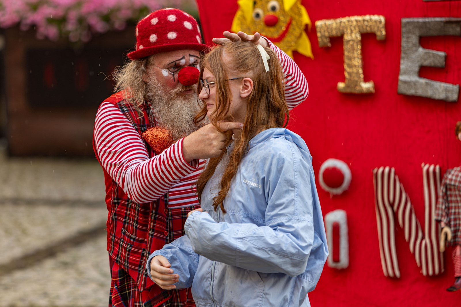 teatry-uliczne-czerwony-klaun-fotogaleria-125936