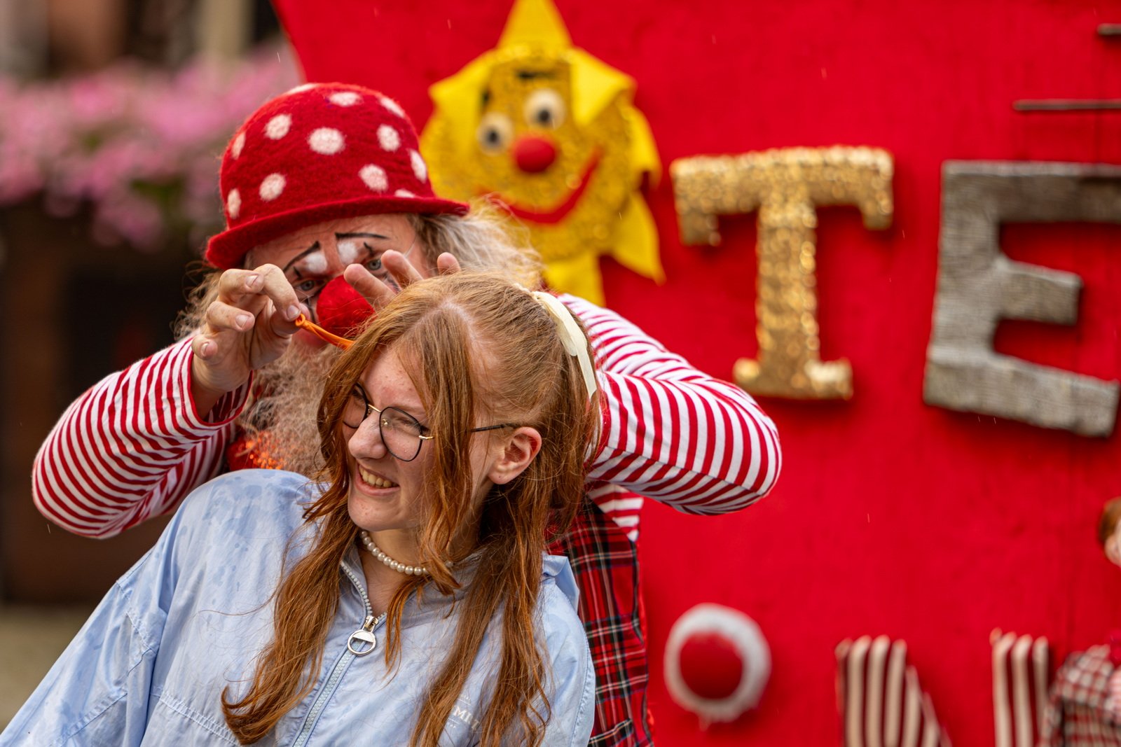 teatry-uliczne-czerwony-klaun-fotogaleria-125936