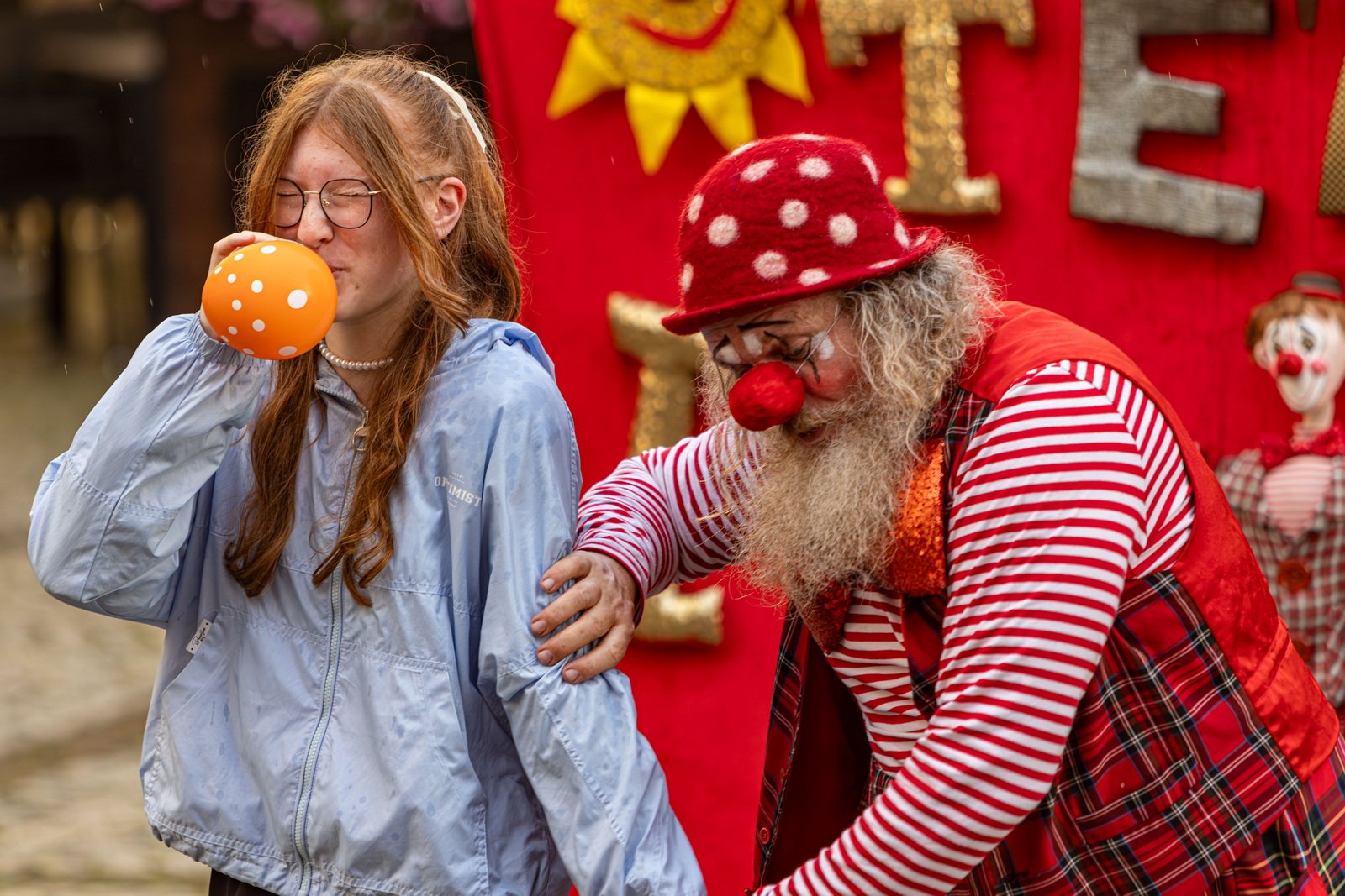 teatry-uliczne-czerwony-klaun-fotogaleria-125936