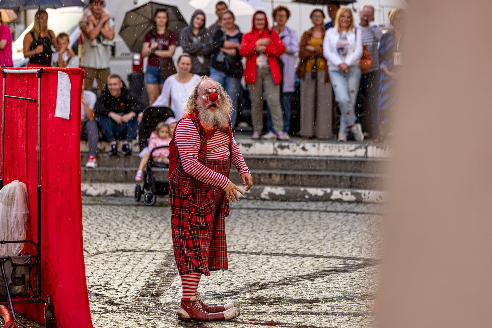 teatry-uliczne-czerwony-klaun-fotogaleria-125936