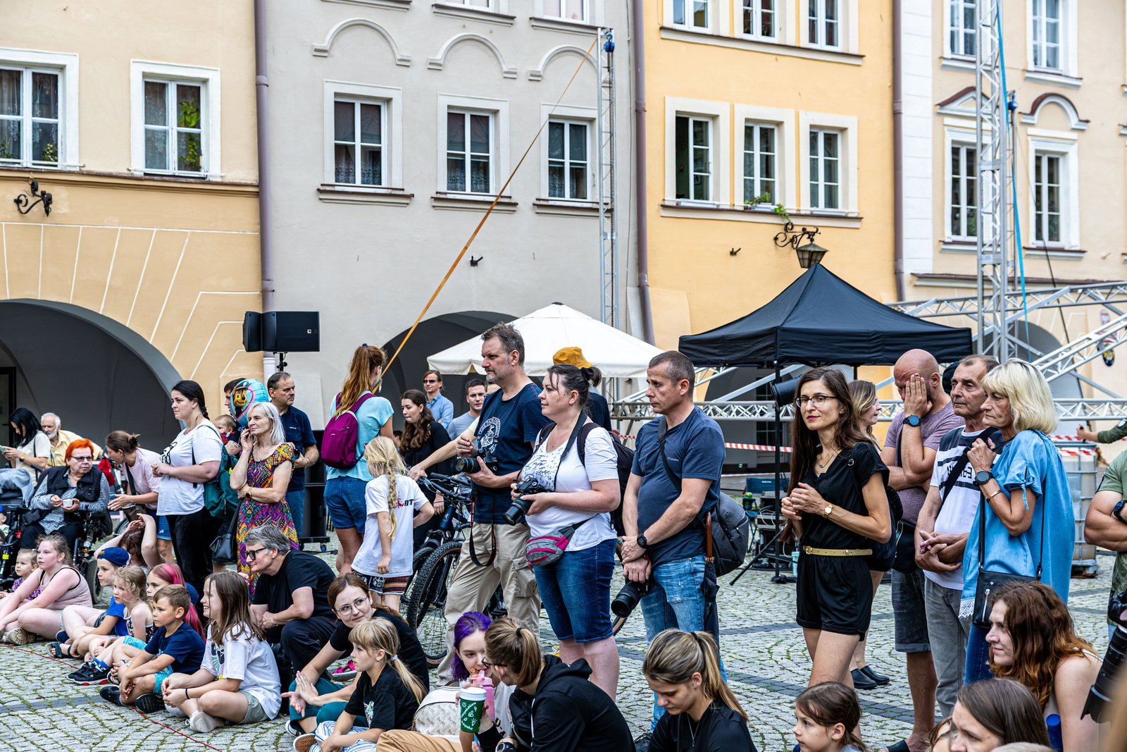 teatry-uliczne-szalay-drugi-dzien-w-strugach-deszczu-125956