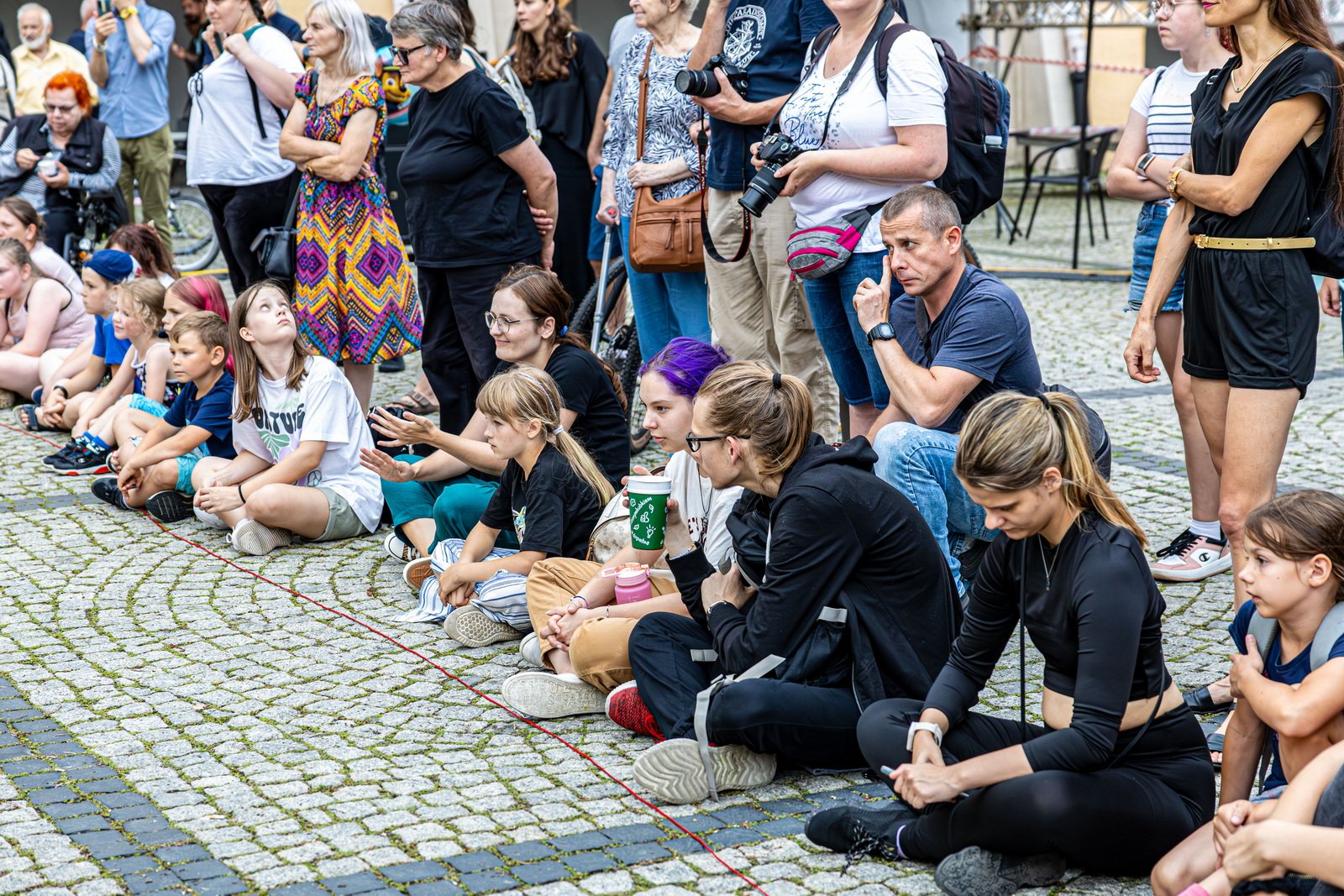 teatry-uliczne-szalay-drugi-dzien-w-strugach-deszczu-125956