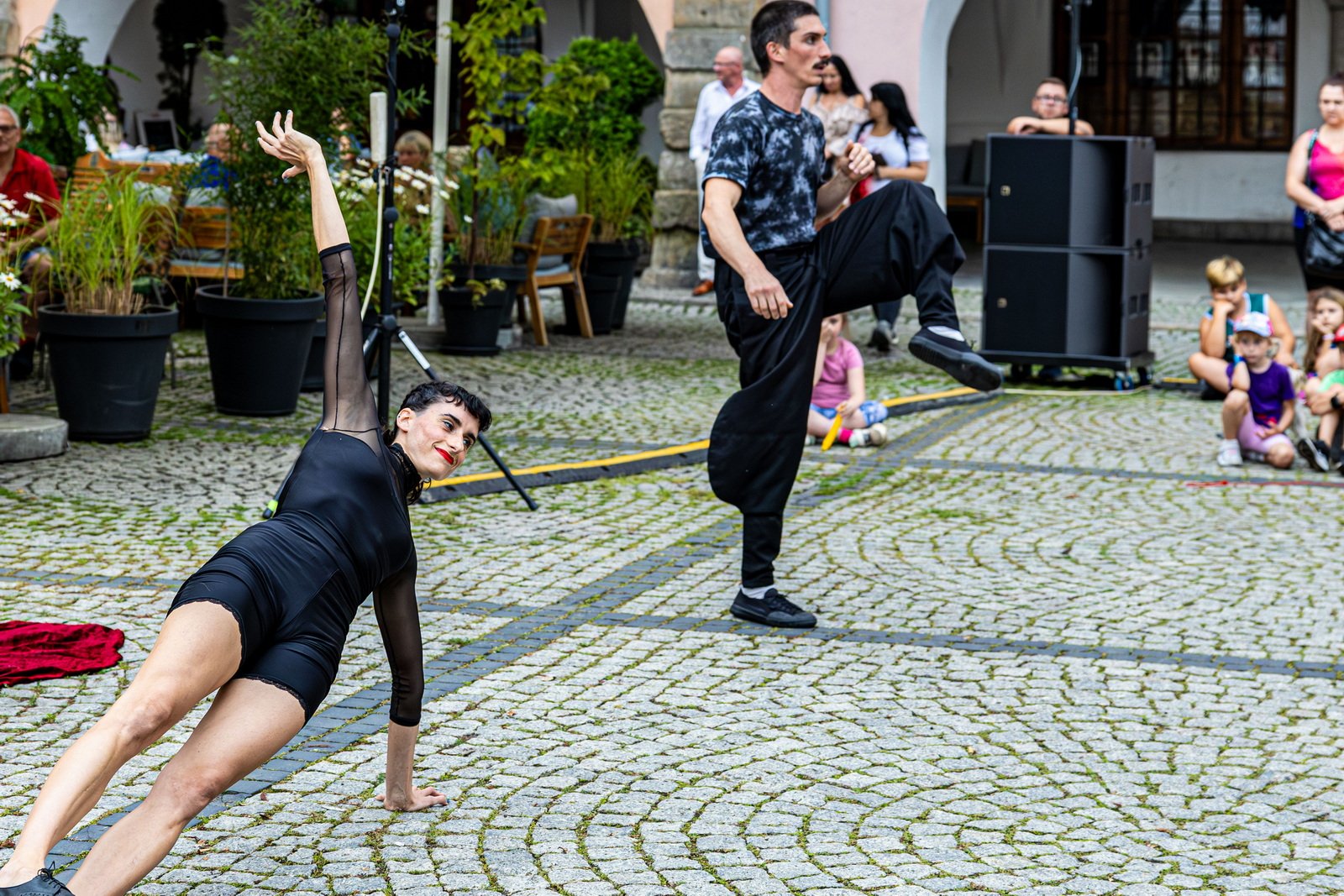 teatry-uliczne-szalay-drugi-dzien-w-strugach-deszczu-125956