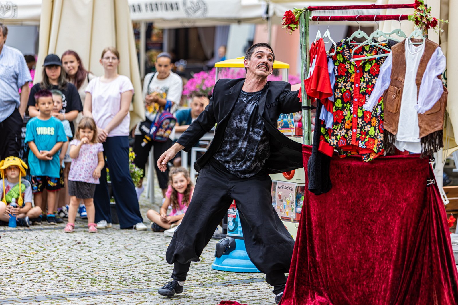 teatry-uliczne-szalay-drugi-dzien-w-strugach-deszczu-125956