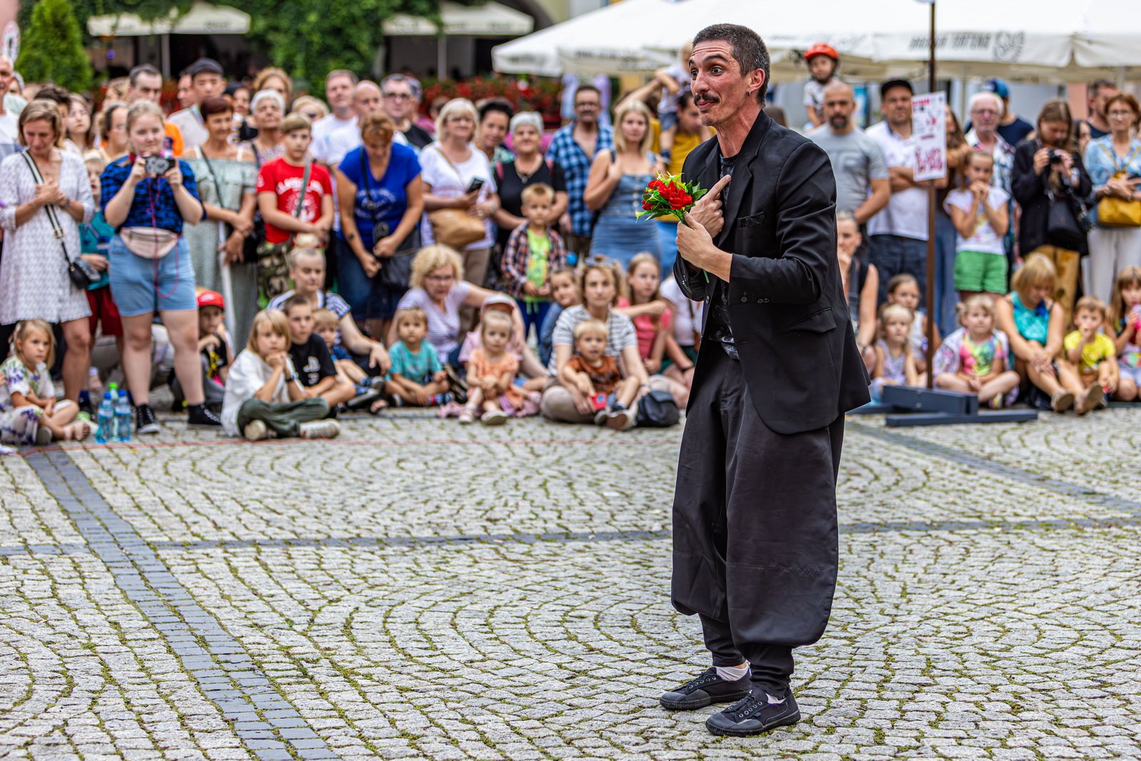 teatry-uliczne-szalay-drugi-dzien-w-strugach-deszczu-125956