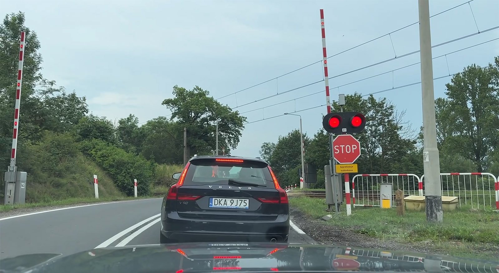uszkodzona-sygnalizacja-na-przejezdzie-kolejowym-125973
