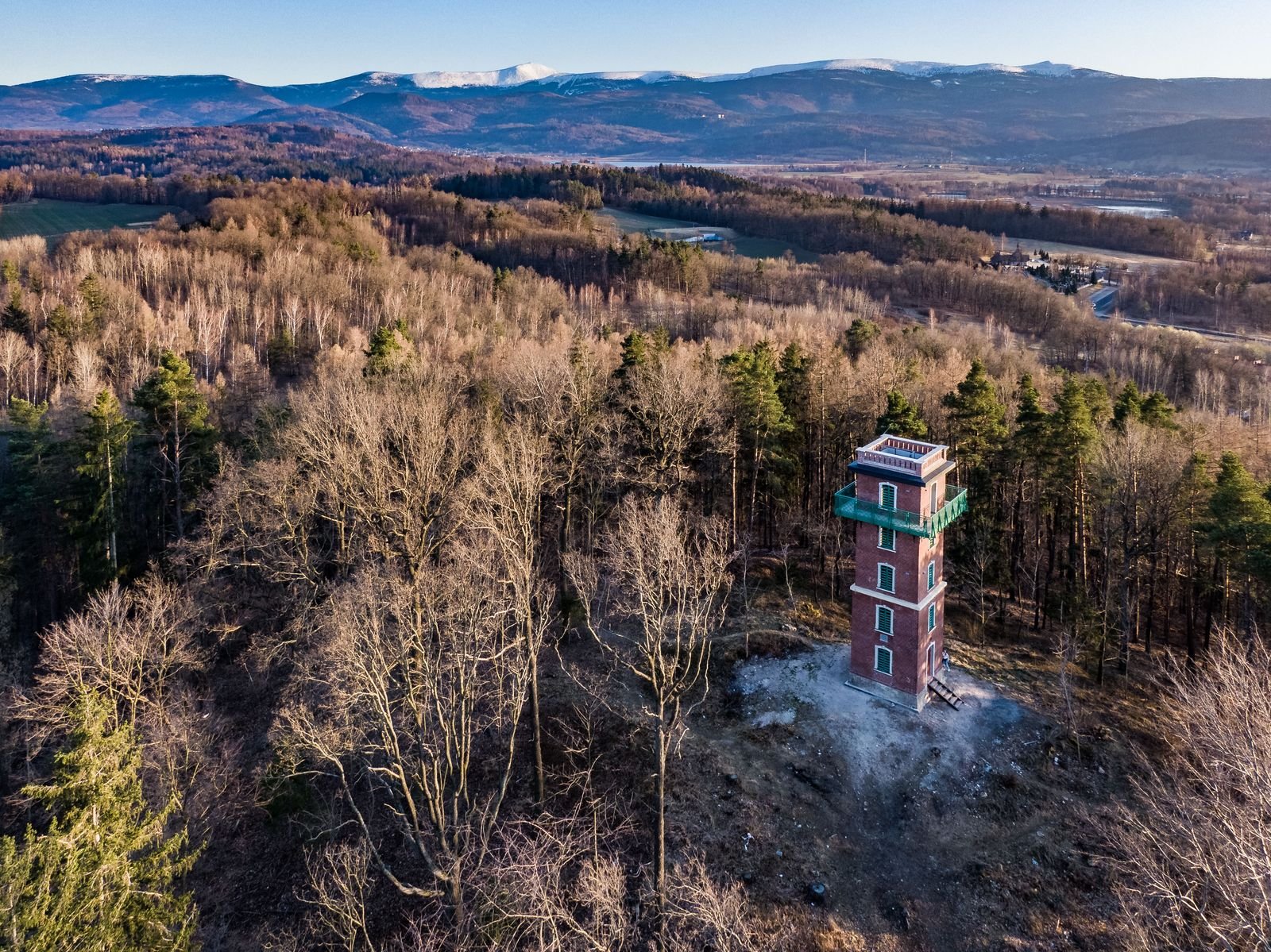jeden-chetny-na-zagospodarowanie-terenu-przy-wiezy-126135
