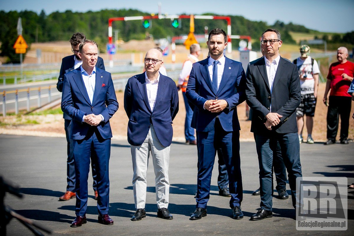 oficjele-na-otwarciu-drogi-ekspresowej-126300