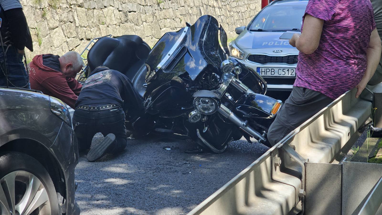 upadek-motocyklisty-i-korek-na-drodze-126377