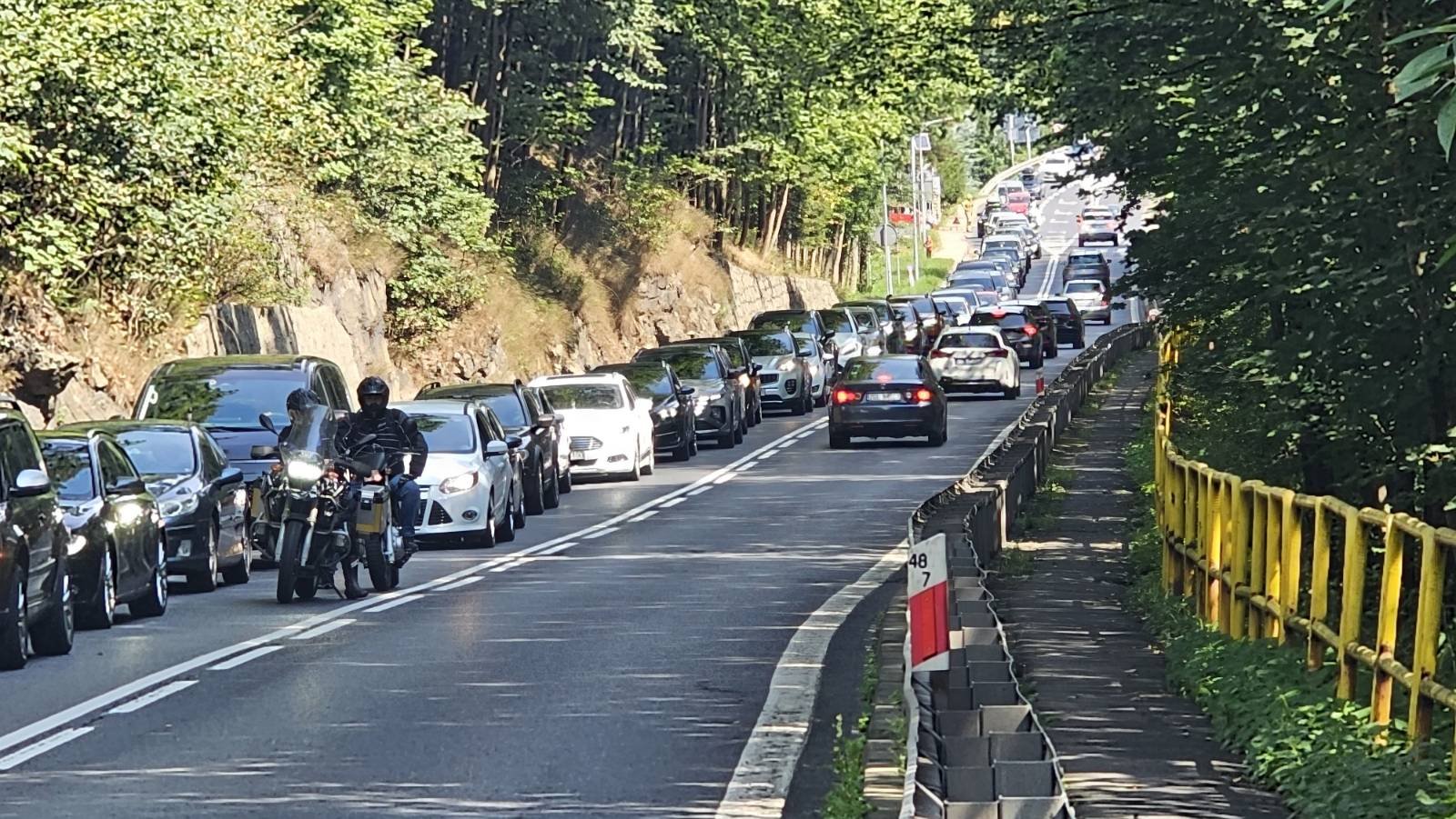 upadek-motocyklisty-i-korek-na-drodze-126377