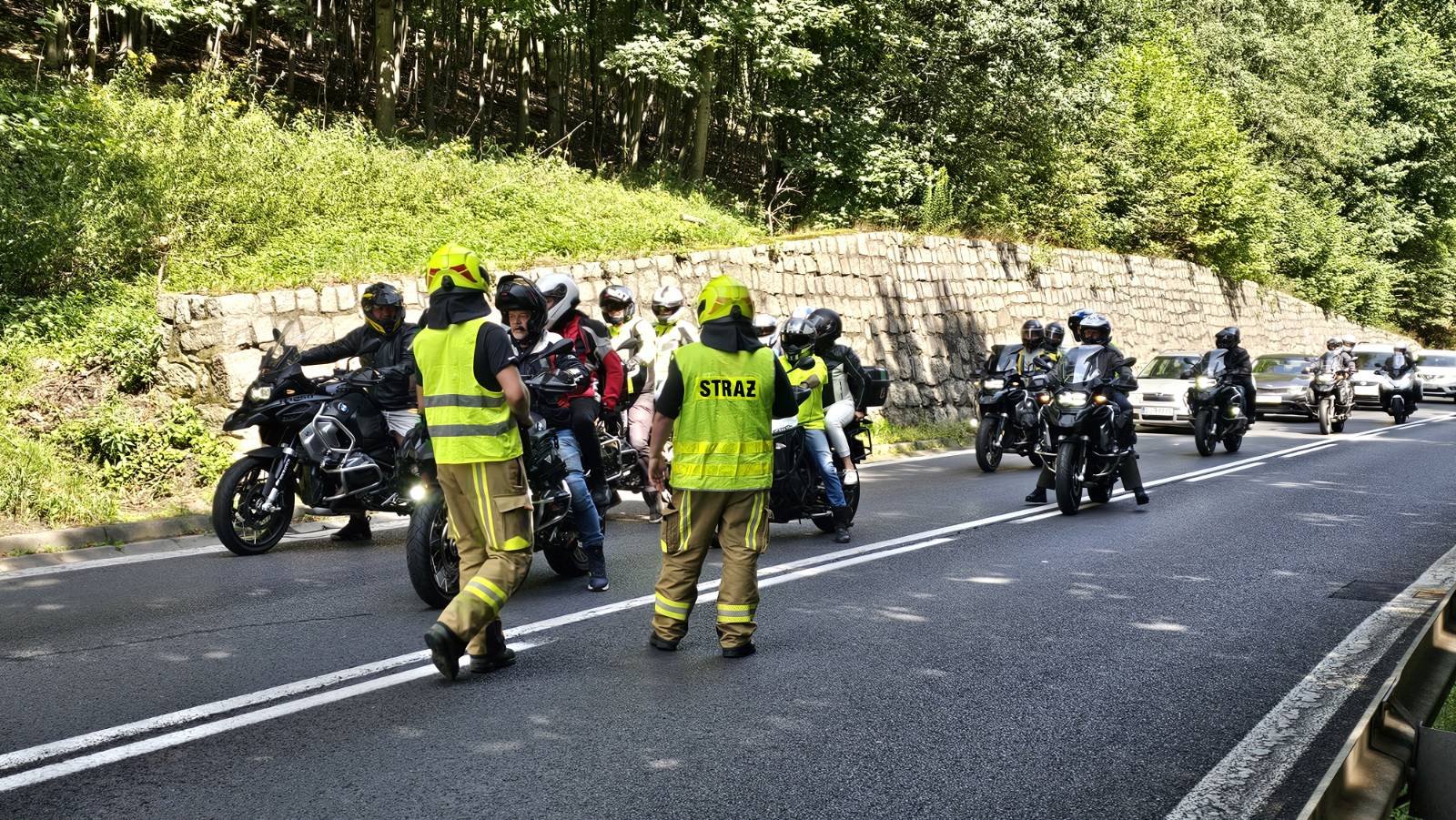 upadek-motocyklisty-i-korek-na-drodze-126377