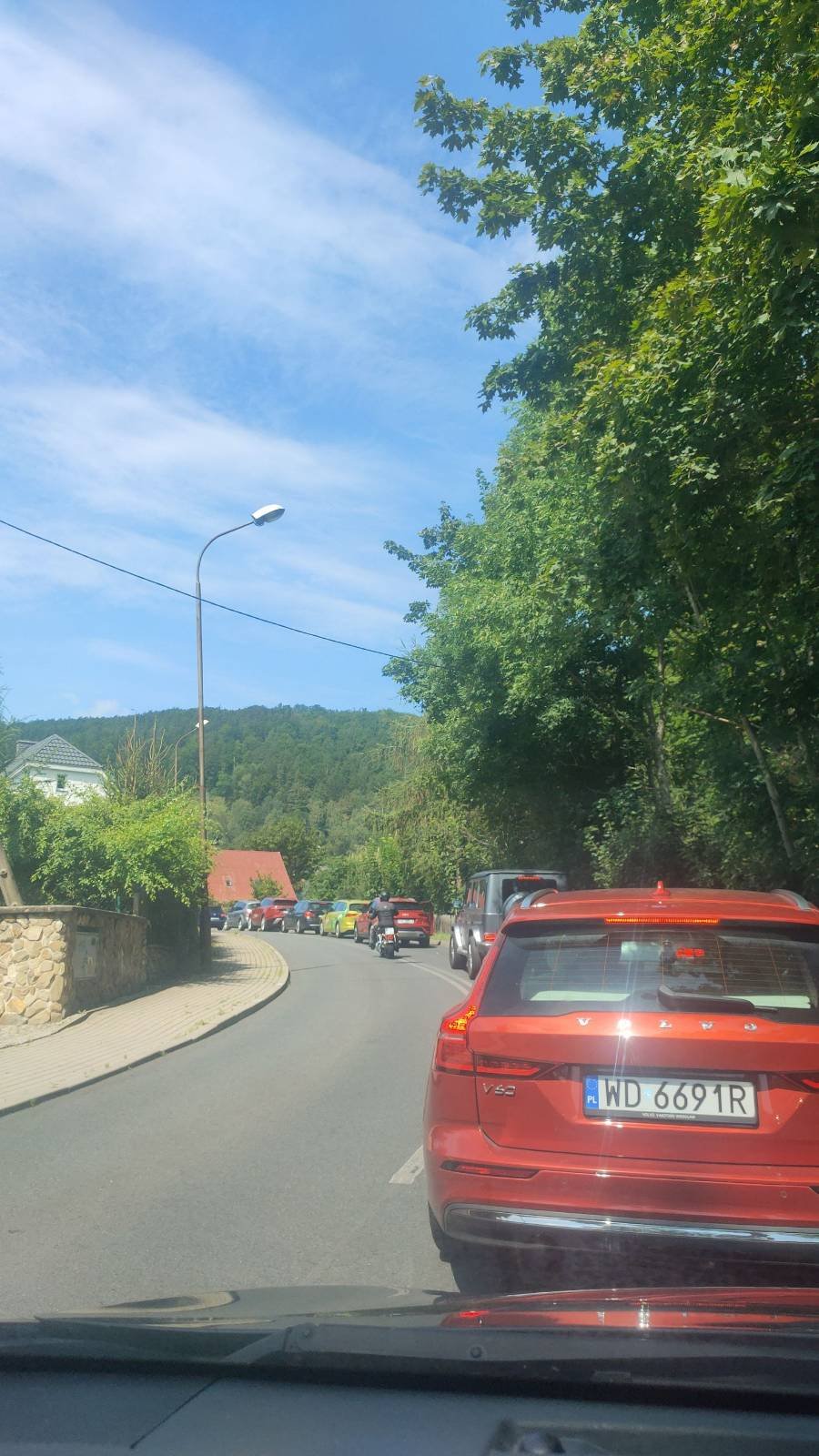 upadek-motocyklisty-i-korek-na-drodze-126377
