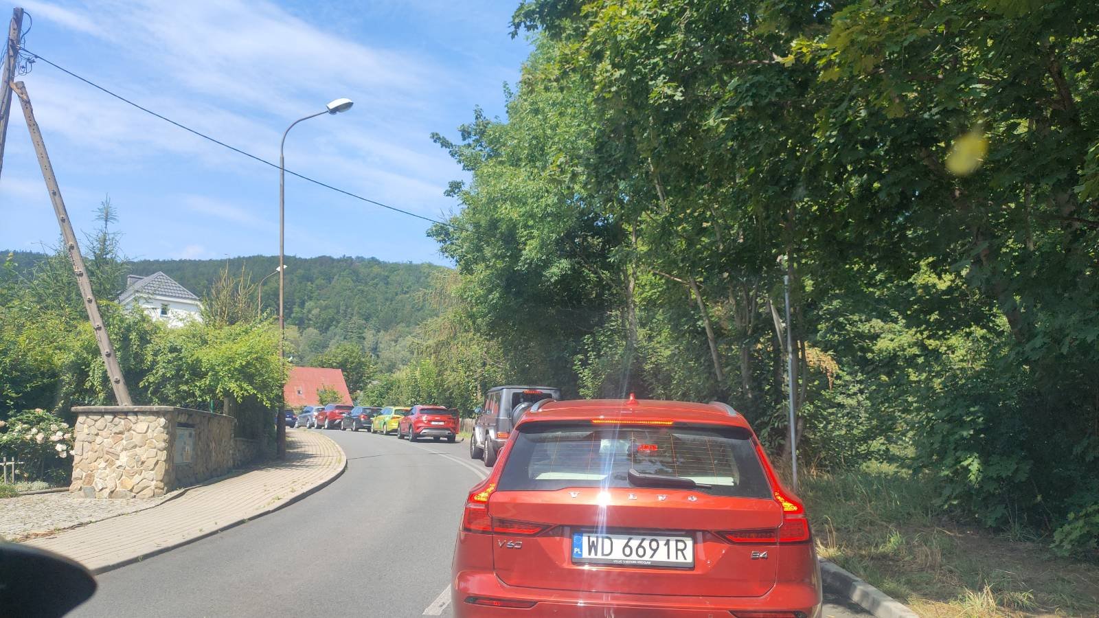 upadek-motocyklisty-i-korek-na-drodze-126377