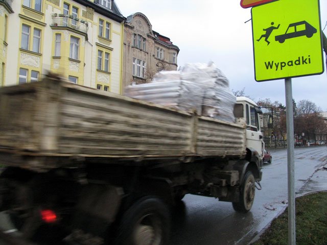 We poniedziałek w tym miejscu doszło do wypadku ze skutkiem śmiertelnym. Policja apeluje o ostrożność nie tylko na ulicy Wolności
