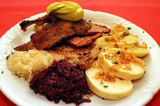 Za tradycyjny czeski obiad w restauracji u naszych południowych sąsiadów Polacy mogą zapłacić znacznie więcej niż tubylcy.