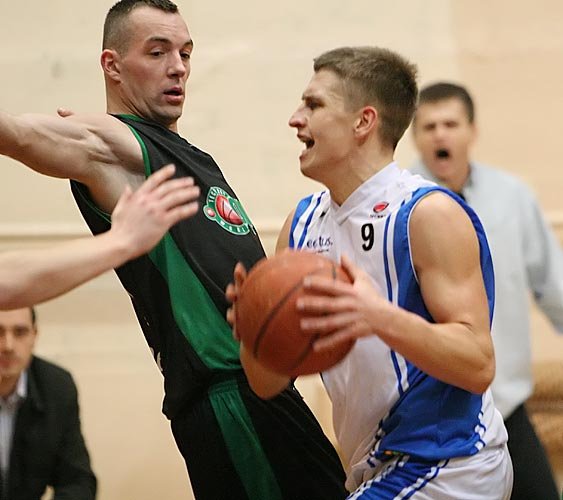 Mariusz Matczak (z prawej) był jednym z najkuteczniejszym zawodnikow Sudetów w pojedynku z Pleszewem