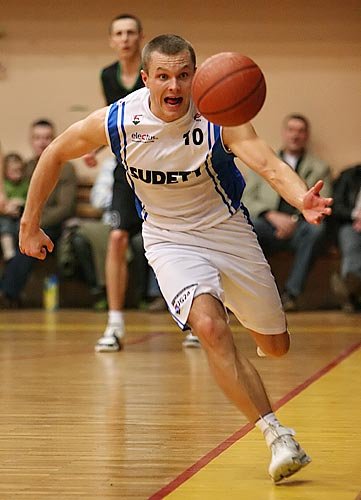 skuteczniejsze-sudety-wygrywaja-z-open-basketem-12692
