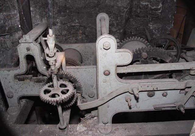 Zardzewiały mechanizm chronometru na we wnętrzu Baszty Wojanowskiej. FOT. K. PIOTROWSKI