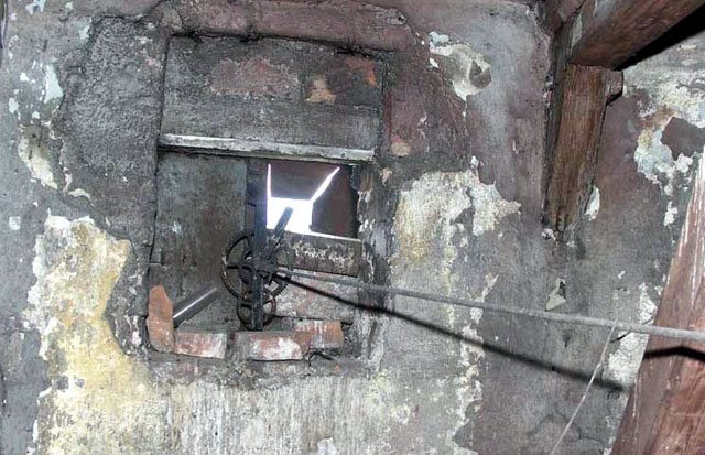 Zepsuty mechanizm zegara w Baszcie Wojanowskiej. FOT. K. PIOTROWSKI
