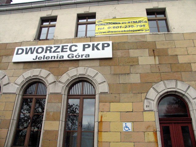 Gmach dworca PKP. Bardziej zwraca uwagę napis o wynajmie pomieszczeń niż stacyjny zegar (poza kadrem)